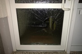 Polizeidirektion Koblenz: POL-PDKO: Koblenz / Hauseingangstür eingetreten - Glasscheibe beschädigt