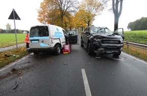 Polizeiinspektion Celle: POL-CE: Huxahl - PKW prallt gegen Eiche und kollidiert mit Gegenverkehr