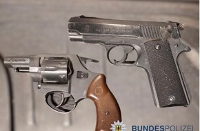 Bundespolizeidirektion Berlin: BPOLD-B: Mit Schreckschusswaffen in S-Bahn unterwegs