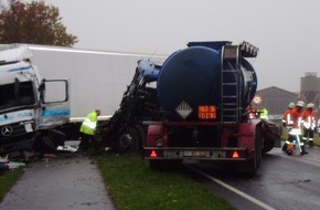 Polizeiinspektion Cuxhaven: POL-CUX: Sattelzüge stießen frontal zusammen / Beide Fahrer schwer verletzt in Klinik (Bildanlagen)