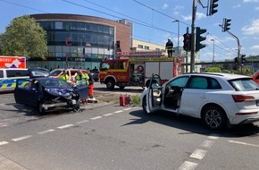 Feuerwehr Hattingen: FW-EN: Unfall auf Reschop-Kreuzung - Zwei Verletzte