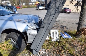 Kreispolizeibehörde Herford: POL-HF: Mercedes kollidiert mit Einfahrtsschild- Fahrerin leicht verletzt