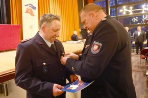 FW-Stormarn: Jahreshauptversammlung: Clemens Tismer mit dem deutschen Feuerwehr-Ehrenkreuz in Gold ausgezeichnet