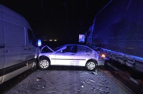 Polizeipräsidium Osthessen: POL-OH: Wintereinbruch Verkehrsunfall mit verletzter Person - Pkw kollidiert mit Sattelzug und Transporter