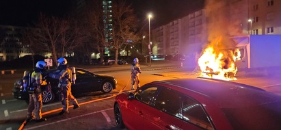 Feuerwehr Dresden: FW Dresden: Brand von zwei Kleintransportern