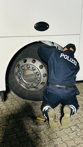 HZA-GI: Gemeinsame Kontrolle von Zoll, Polizei und Veterinäramt: Reisebusse mit erheblichen Verstößen gestoppt