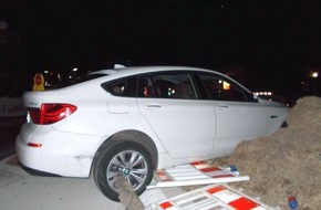 Polizei Minden-Lübbecke: POL-MI: BMW bleibt in Baustelle hängen - Polizei bittet um Hinweise