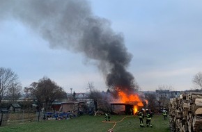 Feuerwehr Stuttgart: FW Stuttgart: Gartenhütte in Vollbrand - Starke Rauchentwicklung und Knallgeräusche