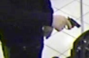 Polizei Düsseldorf: POL-D: Raubüberfälle auf Tankstelle in Benrath - Polizei setzt auf Bilder aus der Überwachungskamera und hängt Fahndungsplakate auf