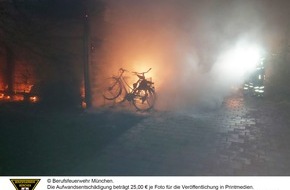 Feuerwehr München: FW-M: Schuppen brennt komplett aus (Neuhausen)