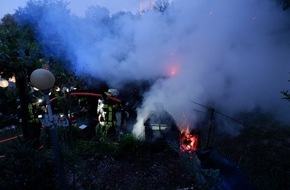 Feuerwehr Stuttgart: FW Stuttgart: Gartenhütte im Vollbrand