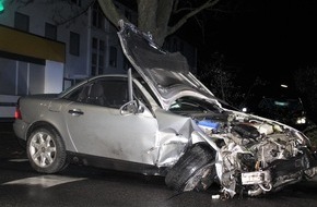 Kreispolizeibehörde Viersen: POL-VIE: Viersen: Autofahrer beschädigt bei Unfall mehrere Fahrzeuge - auf Flucht folgt Blutprobe
