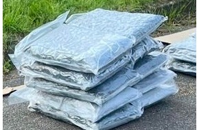 Zollfahndungsamt Essen: ZOLL-E: Supernasen - Zollhunde Fiete und Kim erschnüffeln über 50 kg Drogen im Wert von ½ Million Euro - 1 Person in Haft