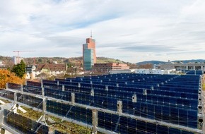 ZHAW - Zürcher Hochschule für angewandte Wissenschaften: Senkrechte Solaranlage und kühlendes Gründach ergänzen sich ideal