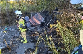 Feuerwehr Bremerhaven: FW Bremerhaven: Gartenlaube in Vollbrand - einer Person verletzt