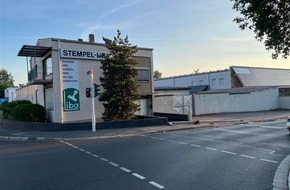 Polizeipräsidium Mainz: POL-PPMZ: Mainz - Weisenau; BMW fliegt aus der Kurve, überfährt Straßenlaterne und flüchtet