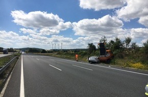 Polizeiinspektion Göttingen: POL-GÖ: (276/2022) Gegen Absicherungs-Anhänger geprallt - VW-Fahrer bei Unfall auf der Autobahn 7 bei Göttingen leicht verletzt