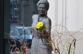 Fleurop AG: Blumenschmuck f&uuml;r weibliche Statuen und Denkm&auml;ler deutschlandweit / Floristik-Branche in Frauenhand - Fleurop setzt im vierten Jahr in Folge ein Zeichen zum Internationalen Frauentag