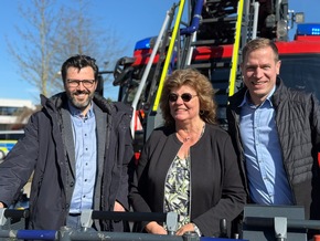 FW-WRN: Mit Drehleiter in den Ruhestand: &Uuml;berraschende Verabschiedung f&uuml;r Kordula Mertens