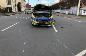Polizei Mettmann: POL-ME: Verkehrsunfall mit Verletzten bei Blaulichtfahrt der Polizei -Langenfeld-2201003