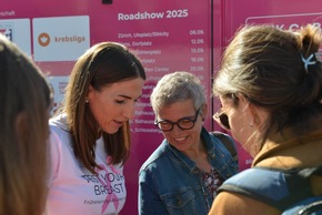 Brustkrebs-Aufklärung im PINK CUBE heute vor dem Mythen Center in Schwyz - Medienmitteilung und FOTOS