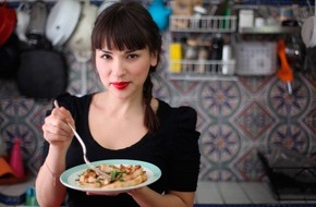 sixx: Zauberhafte Küchenfee: Free-TV-Premiere von "Rachel Khoo - Paris in meiner Küche" am 26. Juli 2014 auf sixx / Kulinarisches Duell mit Starkoch Jamie Oliver in "Jamie and Jimmy's Food Fight Club" (FOTO)