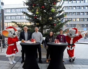 Ed und Edda aus dem Europa-Park schmücken Kinder-Wunschbaum: „Licht an“ für Weihnachten in Q 6 Q 7 Mannheim