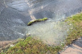 Freiwillige Feuerwehr H&uuml;nxe: FW H&uuml;nxe: Wasserrohrbruch flutet Stra&szlig;e