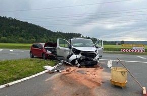 Kreispolizeibeh&ouml;rde H&ouml;xter: POL-HX: Gegenverkehr &uuml;bersehen - Fahrer schwer verletzt