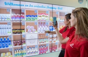 Vodafone GmbH: Vodafone Campus: Einkaufen an Deutschlands erster digitaler Shopping Wall (BILD)