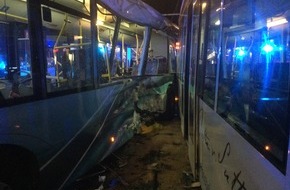 Feuerwehr und Rettungsdienst Bonn: FW-BN: 6 Verletzte nach schwerem Verkehrsunfall zwischen Straßenbahn und Linienbus am Bertha-von-Suttner-Platz