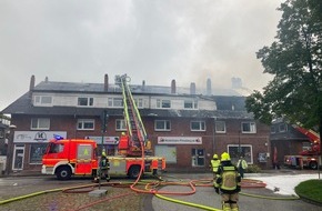 Kreisfeuerwehrverband Pinneberg: FW-PI: FW-PI: Pinneberg: Großfeuer in einem Wohn- und Geschäftshaus - Erste Folgemeldung - Feuerwehr weiterhin vor Ort