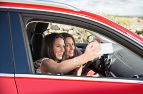 LeasePlan Deutschland GmbH: Internationale Befragung unter Autofahrern bestätigt: Fahrer sind häufig abgelenkt - viele sind auch während der Fahrt in sozialen Netzwerken aktiv (FOTO)