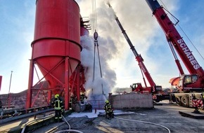 Feuerwehr Neuss: FW-NE: Brand in einem Gewerbebetrieb | Rauchentwicklung im Hafen