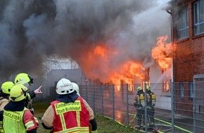 Kreisfeuerwehrverband Rendsburg-Eckernförde: FW-RD: 85 Feuerwehrleute bekämpfen Großfeuer in Rendsburg