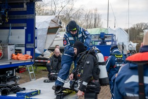 FW-RD: Feuerwehreinsatz am B&uuml;delsdorfer Yacht Club: Katamaran droht zu sinken