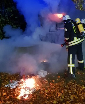 POL-STD: Unbekannte Brandstifter stecken drei Altkleidersammelbehälter in Horneburg in Brand - Polizei sucht Zeugen