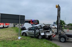 Feuerwehr Oberhausen: FW-OB: Verkehrsunfall zwischen PKW und LKW auf der BAB 42