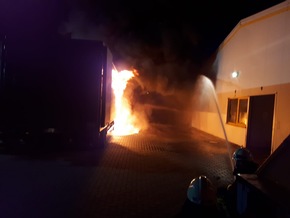 Feuerwehr Kalkar: Vier LKWs bei Brand beschädigt