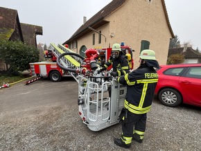 KFV Bodenseekreis: Großer Feuerwehreinsatz wegen Schwelbrand in Wiggenweiler