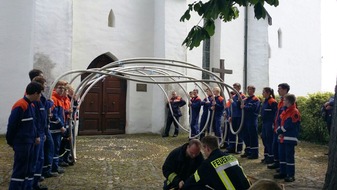 FW-AR: Jugendfeuerwehrleute beweisen Teamgeist bei 24 Stunden-Übung