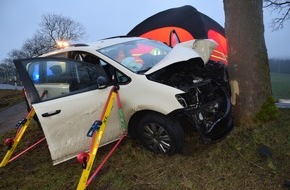 Polizeiinspektion Hameln-Pyrmont/Holzminden: POL-HM: Pkw kollidiert mit Baum; Fahrzeugführerin schwer verletzt