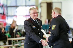 Freiwillige Feuerwehr Celle: FW Celle: Bernd Müller ist seit 50 Jahren für die Stadt Celle im Einsatz - Besondere Ehrung am Donnerstag!