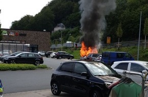 Feuerwehr Plettenberg: FW-PL: OT-Stadtmitte, Mehrere PKW brennen auf Supermarktparkplatz