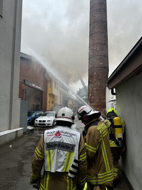 FW Ratingen: Großbrand in Gewerbegebiet - Rauchwolke zieht über Ratinger Stadtgebiet