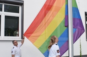 Polizeiinspektion Hameln-Pyrmont/Holzminden: POL-HM: Regenbogenfahne am Sitz der Polizeiinspektion Hameln-Pyrmont Holzminden gehisst