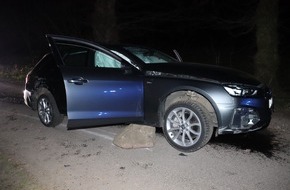 Kreispolizeibehörde Herford: POL-HF: Verkehrsunfallflucht - Angetrunkener Fahrer lässt beschädigtes Auto zurück