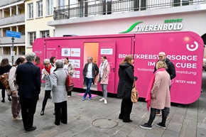 PINK CUBE setzt in Baden mit Politik und Partnern ein starkes Zeichen für die Brustkrebsfrüherkennung