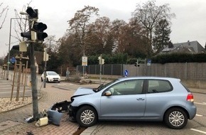 Polizeidirektion Ludwigshafen: POL-PDLU: Speyer - Betrunkener Pkw-Fahrer kollidiert beim Abbiegen mit Ampel (58/0501) (FOTO)