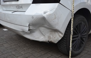 Kreispolizeibehörde Herford: POL-HF: Unfallflucht mit hohen Sachschaden- PKW auf Parkplatz beschädigt